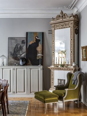 Ruokatilan päätyyn teetettiin kaapisto, joka maalattiin samalla Farrow & Ballin Pavillion Grey -sävyllä kuin seinät. Suuri harmaa hiilipiirros sekä naisen muotokuva ovat Teemu Korpelan töitä. Lasikuvun alla on Irenen äidin tekemä keramiikkapatsas. 