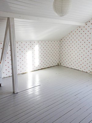 Ennen pikaremonttia koululaisen huoneen tapetti oli liian söpöstelevä.