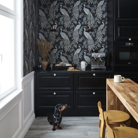 Keittiössä on Nixin tammiset, tummaksi petsatut kehäovet. Mielen höyryuuni on sijoitettu katselukorkeudelle kaapistoon. Näyttävä riikinkukkoaiheinen Arthousen Lazzaro-tapetti tilattiin Wallpaperdirect-nettikaupasta.