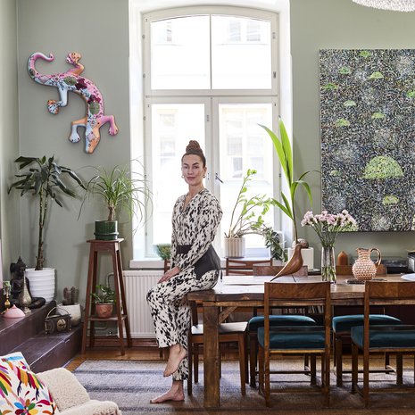 Meeri ja Sami rakastuivat huoneiston historiaan ja sen eri tasoihin, korkeisiin huoneisiin ja ikkunalautoihin. "Ihastuin myös tyyliin. Emme ole remontoijia, ja asunto oli hienolla maulla remontoitu. Maalien sävyt oli valittu 1870-luvun paletista."