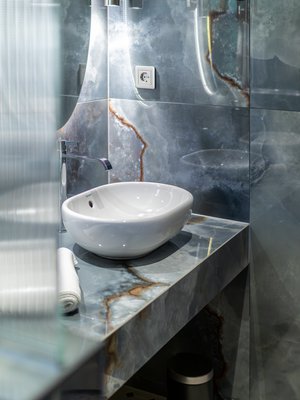 Laattakoot ovat kasvaneet ja laatoista tehdyt keraamiset tasot yleistyneet viime vuosina. Kuva: <span class="photographer">ABL-Laatat / näkymät visuals</span>