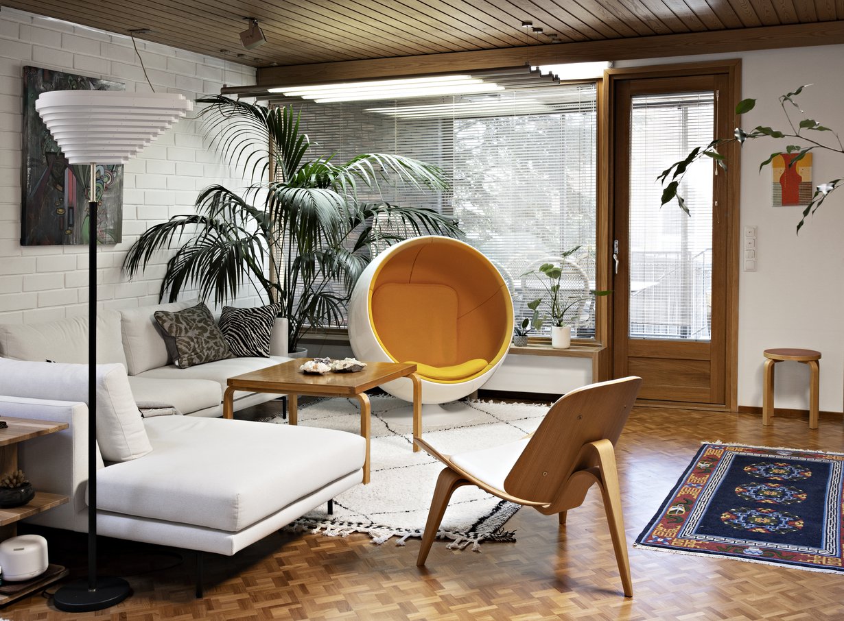 Eero Aarnion Pallotuoli on olohuoneen paraatipaikalla. Se muistuttaa Goan auringosta. Nojatuoli on tanskalaisen Hans J. Wegnerin CH07 Shell Chair. Sen arkkitehtonisessa muotokielessä on Tunnan mielestä kaikki kohdallaan ja siinä on myös todella mukava istua.