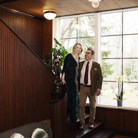 Minna ja Jukka arvostavat vanhan säilyttämistä ja huoltamista niin rakennusmateriaaleissa, huonekaluissa kuin vaatteissakin. Minnan mekko on ostettu Valkoisesta Elefantista ja Jukan metsästystakki Kapteenskasta.