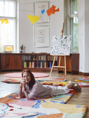 Riitan villateoksia voi ihailla Bongan taidegalleriassa Loviisassa. Riitta on perinyt rakkautensa tekstiileihin äidiltään, joka oli tekstiili-insinööri. Nuorena Riitta kutoi itselleen neulemekkoja ja lapsilleen villapaitoja.