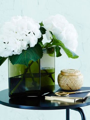 Pyydä ystävää tuomaan sinulle muhkea syyshortensian oksa. Kukka piristää mieltä ja hortensiat ovat nyt kauneimmillaan. Kuva: <span class="photographer">Emilia Forsman ja Anna Huovinen</span>