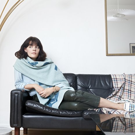 Vihertävät nahkahousut on ostettu kirpputorilta, huivi Acnen, rannekoru Iidan isomummin vanha. Sininen neule onjäänyt Iidalle veljeltälainaan. 