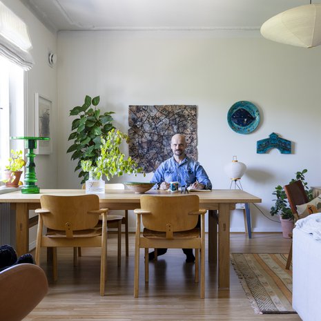 "Jos minä olisin sisustanut kotimme, se olisi varmasti värikkäämpi ja oudompi", Matti paljastaa. Onneksi koti on kompromissien liitto. Iso ruokapöytä on turkulaisen puuseppä Ville Aakulan valmistama.