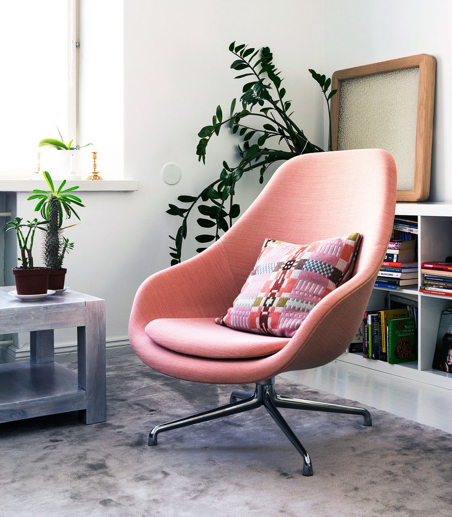 "Pidän näyttävistä huonekaluista. Diggaan muotoilun klassikoita Arne Jacobsenista Eameseihin ja Memphis-ryhmään ja Castiglionin veljeksiin. Meidän olohuoneessamme on Hayn tilava ja moderni About a Lounge Chair. ”