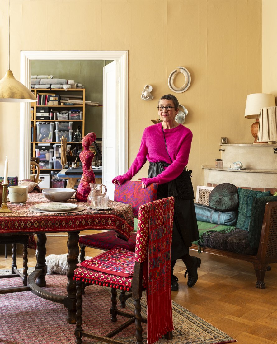  Inka Kivalo on tekstiilitaiteilija, joka on asunut Helsingin Etu-Töölön kortteleissa koko elämänsä. Sisustamisessa on Inkan mielestä säilytettävä leikin keveys. Sen mukaisesti hän puki isoisälleen kuuluneen ruokailuryhmän uusbarokkituolit "leninkeihin" eli verhoili ne Meksikosta tuomillaan huipil-paidoilla sekä käyttämättä jääneellä ranskalaisella kashmir-huivilla. Pöydällä on kokoelma Elsa Eleniuksen taidekeramiikkaa.