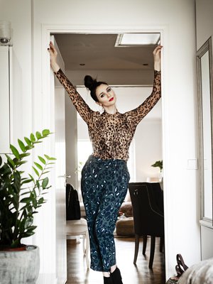 Asu on löytynyt Nooran omasta kaupasta. Leopardipaidan tuotemerkit oli leikattu irti, housut ovat Lindexin ja mokkanilkkurit Vagabondin. Kaikki jutun vaatteet on hankittu käytettyinä, useimmat Relovesta, ellei toisin mainita.