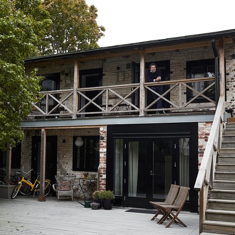 Vanha varasto oli rappeutunut lähes tiilirotiskoksi, kun samassa pihassa asuva Tomi Parkkonen ja Anna-vaimo ostivat sen. Talossa on kaksi erillistä vierastilaa, yksi alakerrassa ja yksi yläkerrassa.