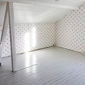 Ennen pikaremonttia koululaisen huoneen tapetti oli liian söpöstelevä.