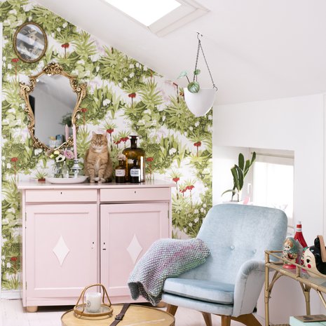 Vanhat 1950-luvun kalusteet sopivat talon henkeen ja ovat kokonsa puolesta tarpeeksi siroja pieneen asuntoon. Nojatuolit ovat löytöjä sukutilalta. Satavuotias pariisilainen hatturasia toimii sohvapöytänä. 