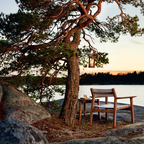 Safarituoli istuu hyvin pohjolan merimaisemaan. Kuvan tuoli Skargaarden, tiedustelut Lanna Möbler.