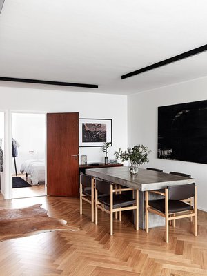 BETONIPÖYTÄ  on BoConceptin ja ulkokäyttöön tarkoitettu. Pyrhöset asuvat ensimmäisessä kerroksessa, jonne painava pöytä saatiin kannettua. Hanna Pyrhönen verhoili osan ruokapöydän tuoleista kahteen kertaan, ennen kuin oli tyytyväinen lopputulokseen. Myös 1950-luvun nojatuoli on itse verhoiltu. Alkuperäiset väliovet vievät tyttären huoneeseen ja  vanhempien makuuhuoneeseen.