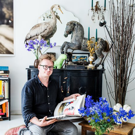 Paavo Haloselle sisustaminen on pikemminkin tilan täyttämistä kuin sen riisumista. ”Tykkään rakentaa pesää ja laittaa kotia. Välillä mietin, että pitäisi muuttaa, jotta saisin taas sisustaa.”