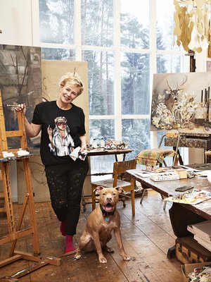 Ateljeen päätyseinälle onaseteltu diplomeja jakunniakirjoja pääosinRanskasta, jossa Oras on viettänyt talviaan toistakymmentä vuotta. Olivia-tyttären pitbull Pablo on vieraileva tähti..