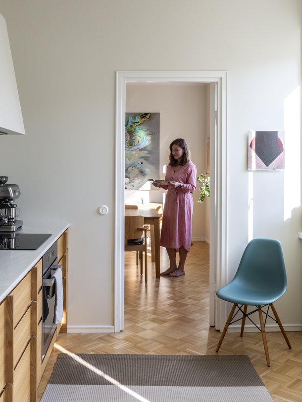  Tuuli Kousa halusi säilyttää asunnon alkuperäisen pohjaratkaisun. Siksi keittiötä piti miettiä huolella. Huone on pitkulainen, ja vesijohtojenkin takia taso sopi vain yhdelle seinälle. "Suuri peili tuo keittiöön valoa ja tilan tuntua. Kokatessakin voi katsoa ikkunoista avautuvia maisemia."