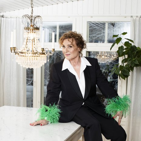 Hannan ystävä löysi NK:n smokin kirppikseltä. Höyhenhinainen kauluspaita Zarasta. Asu odottelee Venla-gaalaa.