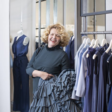 Anna pyrkii käymään kerran kuukaudessa Helsingin liikkeessään. Suunnittelija oli saanut uutta inspiraatiota New Yorkista, jossa vietti kuukauden taiteilijaresidenssissä.