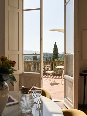 Sypressien ja viinitarhojen keskellä kohoava Villa Coccinella huokuu toscanalaista rauhaa. Heti villaan astuttuaan Jaakko ja Yulia tiesivät, että tämä olisi heidän kotinsa.