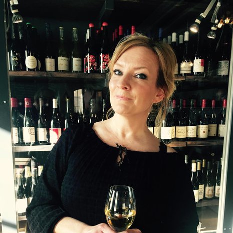 Kuvan viinipullot eivät liity sekoiluihini. Poseerasin niiden edessä Glorian pienimuotoisilla 30-vuotissynttäreillä. 