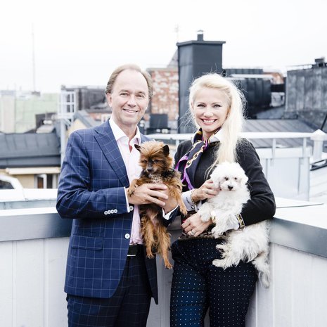 Sverker kuuluu Helsingissä viiteen eri herraklubiin. ”Sanotaan, että herrasmies syntyy kolmessa  sukupolvessa, mutta daamiksi vaaditaan viisi.”