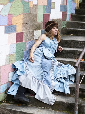 Emma Stapelsin suunnittelema kietaisumekko oli Seidin päällä Cannesissa, ja hän osti sen muistoksi itselleen. Elokuvajuhlilla vieraat kyselivät, oliko hänellä kuuma jämävilla- ja nahkapaloista valmistettu puku päällään.