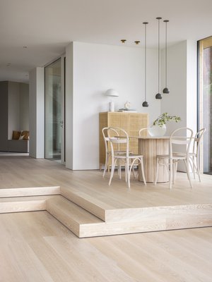 Huonekalut ja lattia samassa sävyssä luovat harmonisen kokonaisuuden. Kuvan lattia Tarkett Prestige Tammi White Sand.