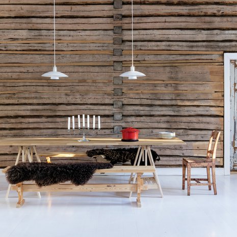 Koulun isoimman luokkahuoneen remontti valmistui viime vuonna. Ruokapöydän kansilevy on tammea, pukkijalat Ikeasta. Kynttelikkö on peritty, vanha muistoesine. Pöydän päässä on lastenlasten käyttämä Ben af Schultén Artekille suunnittelema syöttötuoli 616.