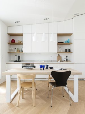 Kitzenin keittiön  kaapistojen yläreuna myötäilee katon muotoa. Avohyllyt tarjoavat paikan asukkaiden värillisille lasiesineille.  Työtaso jatkuu käytännöllisesti seinälle.  