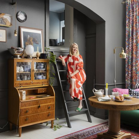 Heli on viihtynyt nykyisessä kodissaan tavanomaista pidempään myös siksi, että taloyhtiö on poikkeuksellisen hyvä. Yhteisiin tiloihin kuuluu esimerkiksi viihtyisä juhlatila, jossa Heli on järjestänyt hippoja isommalle ystäväporukalle.