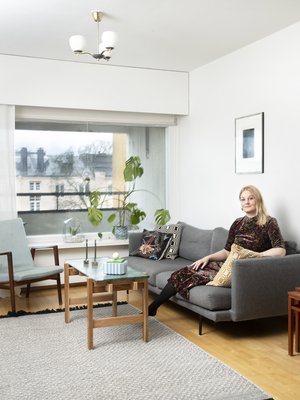 Terhi rakastaa värejä eikä voisi asua mustavalkoisessa kodissa. Hakolan sohvan harmaan sävyn valitsi Terhin mies - itse hän olisi valinnut pirteämmän värin. Sohvapöytä on puuseppäpuolison käsialaa.