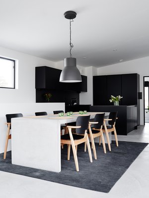 Betonia on paitsi lattia myös Moobsin pöytä, joka  on hankinta vuosien takaa. Sen tuoleiksi valittiin pitkän harkinnan jälkeen Ilmari Tapiovaaran Domukset tammirunkoisina. Keittiö on puusepän valmistama ja taso on Cosentinon Dekton-puristekivitaso.