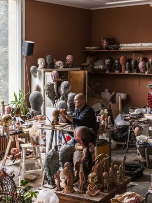 Kodin yhteydessä olevassa 80 neliön ateljeessa Tommi Toijan tunteensa näyttävät pikkumiehet syntyvät ja saavat muotonsa. Pienimmät veistokset ovat keramiikkaa. Isommat ovat pronssia ja ne työstetään Somerolla sijaitsevassa isommassa työhuoneessa. Veistoksilla on monta työvaihetta, joten hahmoja on tekeillä monta samanaikaisesti.