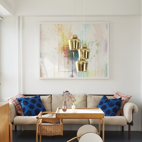 Aallon tarjoiluvaunu ja Kukkapuron Ateljee-sohva ovat molemmat vintagea. Marimekon tyynyjen värit sointuvat yhteen Jaakko Mattilan Pyttipannu-maalauksen kanssa. Minikelim ei peitä hienoa lattiaa liiaksi.