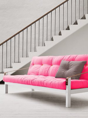 Karupin Poetry-vuodesohvassa ei ole v&auml;reiss&auml; s&auml;&auml;stelty: r&auml;ike&auml; pinkki kohtaa keltavihre&auml;t napit. Kuva: <span class="photographer"><a href="http://www.karup.eu/" target="_blank">Karup</a></span>