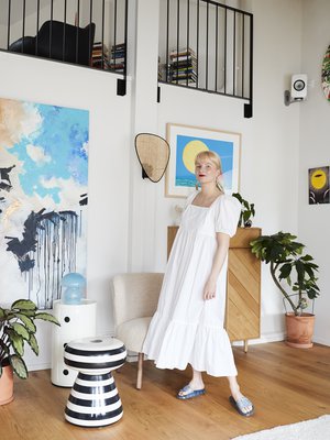 "Tunnen oloni itsevarmaksi tässä H&M:n popliinisessa valkoisessa mekossa. Palan helposti, joten se suojaa hyvin auringolta, mutta myös hengittää. Käytän mekkoa usein mökillä ja yhdistän sen Chanelin sandaaleihin. Tosin mökillä kuljen usein paljain jaloin."