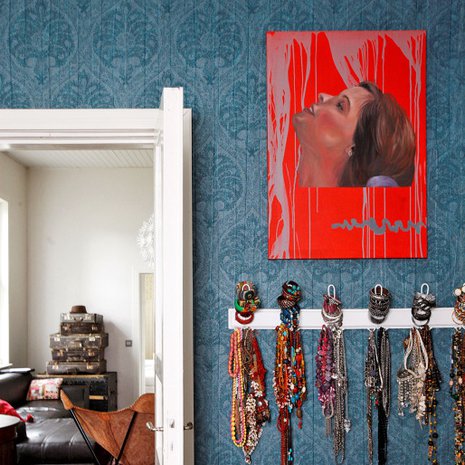 Ripusta korut asetelmaksi naulakkoon. Kuva: Ulla-Maija L&auml;hteenm&auml;ki