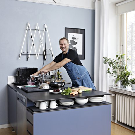 Mikko Silvennoinen pitää leipomisesta ja ruoanlaitosta. Suosikkiasia keittiössä on käytännöllinen saareke: sen äärellä tapahtuu kaikki. Kipot ja kupit ovat helposti käsillä avohyllyssä. Asmo-puolison tekemässä valoteoksessa on paris-kunnan nimikirjaimet.