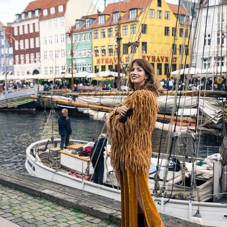 "Olen nimennyt tämän ihanuuden röllitakiksi. Käytän sitä niin aamutakkina kuin iltamenoissa." Takki ja mekko ovat Lovers and Drifters -merkkiset. Jennin koti sijaitsee ihan Kööpenhaminan ikonisen Nyhavn-alueen vieressä.