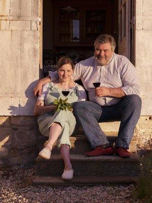 Berglundien viinitilalla kohtaa kaksi sukupolvea ja kaksi viinitraditiota. Juha Berglund on yksi suomalaisen viinikulttuuriin isistä, mutta tilan viinintekijä ja toimitusjohtaja Nea Berglund tekee viininsä omilla ehdoillaan. 