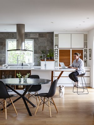 Keittiön tunnelman rauhoittamiseksi avohyllyihin on valittu vain valkoisia esineitä.