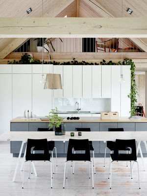 Talo on yhtä suurta tilaa, josta seinin on rajattu vain makuuhuoneet ja työhuone. Mathias suunnitteli suuret ikkunat ja lasiovet niin, että luonto olisi läsnä kotona mahdollisimman mutkattomasti. Keittiöön hän hankki Iskun kaapistot ja rakensi lattialankuista kolmimetrisen pöydän, jonka ympärillä on kymmenen vuotta sitten hankitut Piiroisen Arena-tuolit.