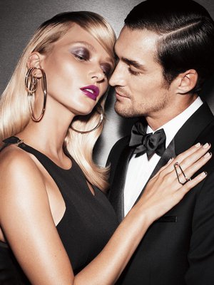 Moderni Victoria Beckham -tyylinen smokey eye -silmämeikki tehdään voidemaisella munakoison sävyisellä luomivärillä, jolloin luomille saadaan jännittävä valoa taittava hehku. Voidemainen luomiväri saattaa liikkua illan mittaan luomilla, mutta se sopii tähän tyyliin. Huulilla on trendikäs violetti sävy. Annabellen asu Arianne Elmy, korvakorut Delphine Charlotte Parmentier. Sormus  Clarissa Bronfman. Michan smokki Gustavo Moscoso, paita ja solmuke Brooks Brothers. 