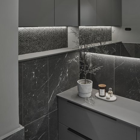 Seinissä on Tikkurilan Luja sävyssä L499. WC-istuin on Villeroy Bochin pienikokoinen seinä-wc Subway.