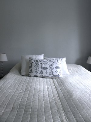 Ilman s&auml;ngynp&auml;&auml;ty&auml; makuuhuoneen sisustus n&auml;ytt&auml;&auml; tyls&auml;lt&auml; ja viimeistelem&auml;tt&ouml;m&auml;lt&auml;.