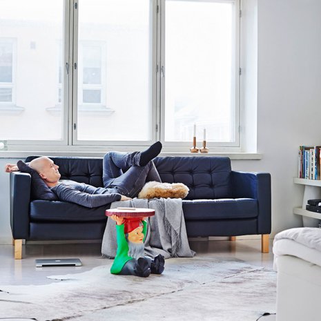 Mikko Vesanen pohtii usein ty&ouml;hommia sohvallaan, josta avautuvat katto&shy;n&auml;kym&auml;t Punavuoreen. "Oudoin esineeni on Philippe Starckin Kartellille suunnittelema Attila-tonttup&ouml;yt&auml;. Se on jotenkin perverssi esine ja ristiriidassa pelkistetyn tyylini kanssa. Kodissa pit&auml;&auml; ehdottomasti olla jokin ristiriitaisia tunteita her&auml;tt&auml;v&auml; esine", Mikko sanoo.&nbsp;