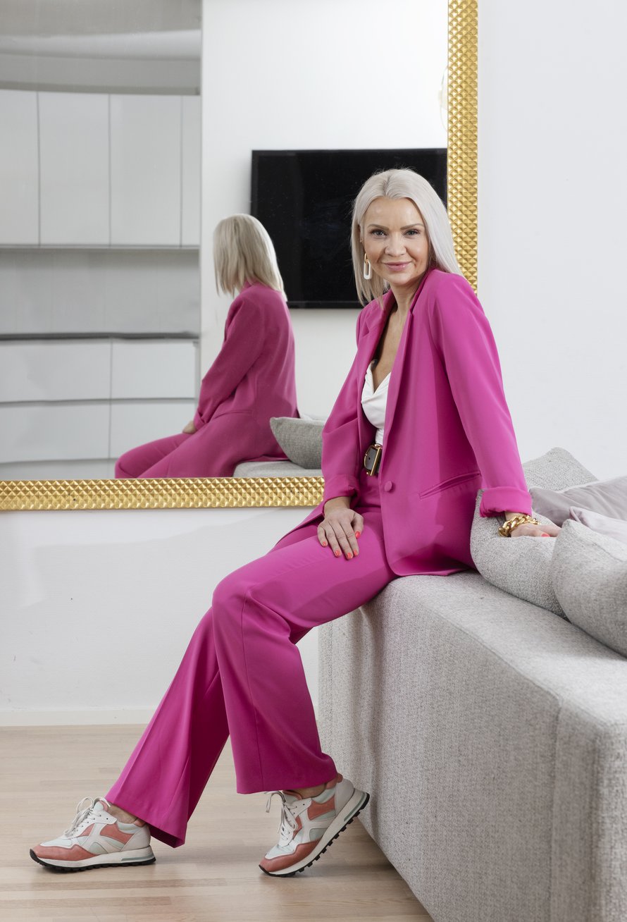 "Housupuku on luottoasuni korkojen tai tennareiden kanssa." Housupuku Neo Noir, alustoppi Zara, vyö Gucci ja tennarit Tiger of Sweden. Korut Vanessa Burani.