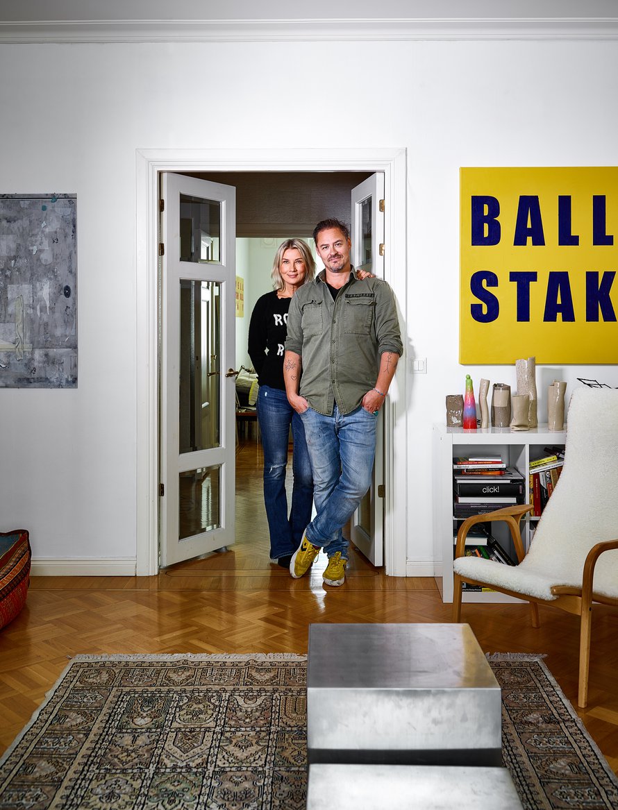 Asunnon lähes kaikissa huoneissa on pariovet, joiden kautta tilat liittyvät kauniisti toisiinsa. Olohuoneen sohvapöydän Johnny on suunnitellut ja valmistanut rosterista.